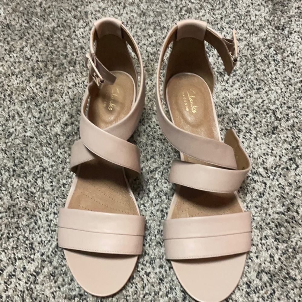 New without tags Clark’s pink heeled sandals